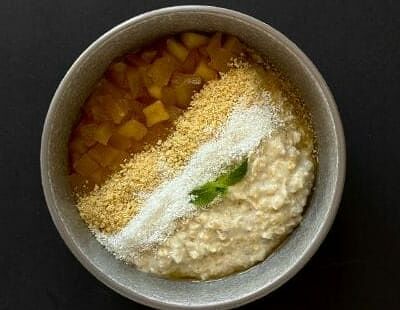 Каша овсяная с карамелизированной грушей и орехами в Блин & Coffee по цене 264 ₽