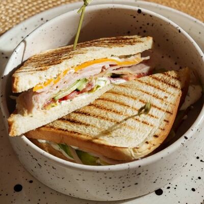 Сэндвич с курицейв En Ferio по цене 420 ₽