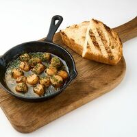 Гребешок с чесноком и петрушкой в Клёво