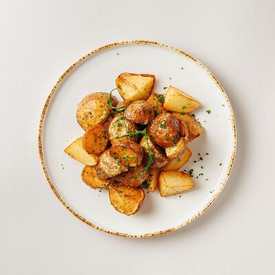 Картофель стоун с чесноком в Buana cafe по цене 420 ₽