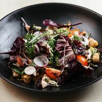 Салат Ницца с индейкой, моцареллой, беконом и шампиньонами в Кафе Biscuit