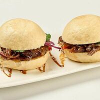 Бао бургер с говядиной в 7:35 Заря & KitaEast