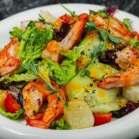 Зелёный салат с креветками и мандарином в Lure Oysterbar