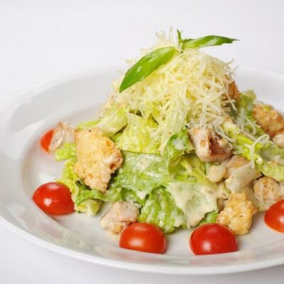 Салат Цезарь с курицей в Альбатрос по цене 600 ₽