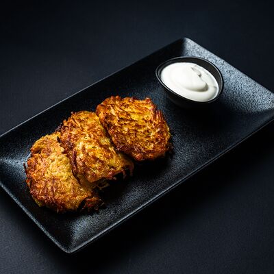 Драники со сметаной в Два веселых гуся по цене 320 ₽