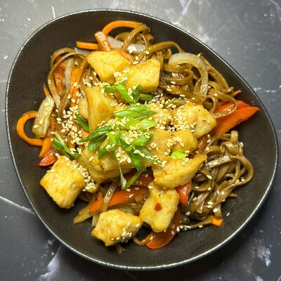 Wok с японскими наггетсами в соусе спайси в Sushki по цене 419 ₽