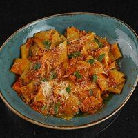 Домашние паппарделле «Болоньезе» в Рестобар Гриль 39