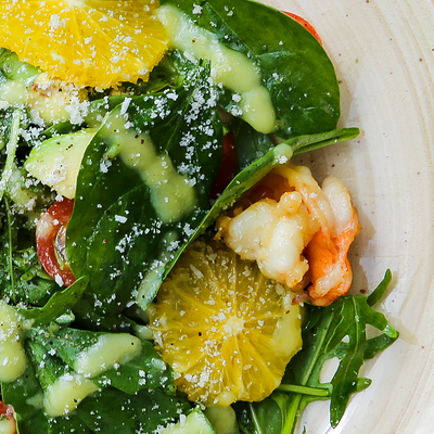 Теплый салат креветки-авокадо в Pizza Volante по цене 1340 ₽