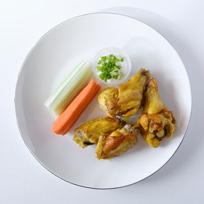 Куриные крылышки с соусом и гарниром на выбор в Уже готово по цене 263 ₽