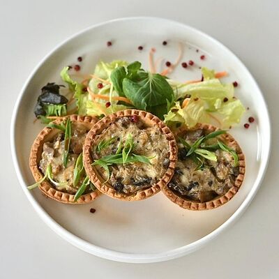 Горячие тарталетки с грибами, индейкой и моцареллой в Bucho по цене 550 ₽