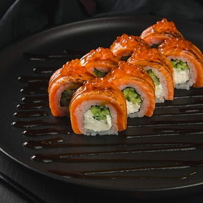 Опаленная Филадельфия с огурцом и икрой лосося в Sushi7 по цене 1174 ₽
