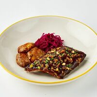 Свиные ребра барбекю с печеным картофелем и маринованной капустой в Ketch Up