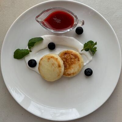 Сырники с крем-чизом и клубничным конфитюром в Lemon Tree на 25 октября 47 по цене 480 ₽