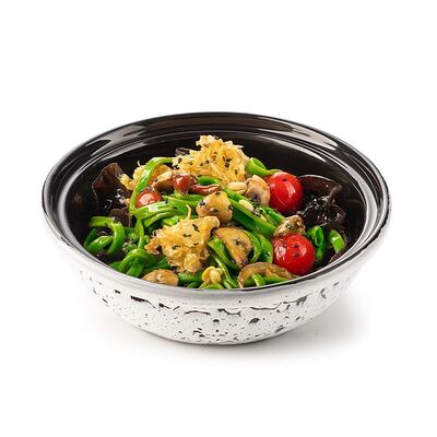 Шпинатная лапша с древесными грибами и шампиньонами в Menza по цене 565 ₽