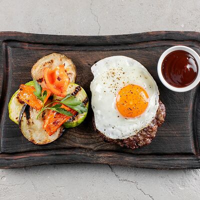 Бифштекс с яйцом и овощами гриль в Meat bar по цене 490 ₽