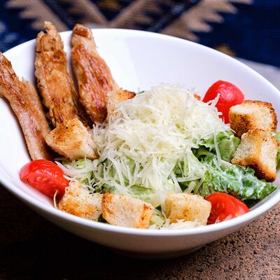 Салат Цезарь в Кафе кавказской кухни Хурма по цене 420 ₽