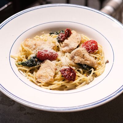 Спагетти с куриным филе, творожным сыром, базиликом и фисташкой в Овсянка по цене 630 ₽