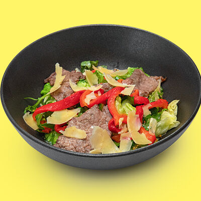 Теплый салат с телятиной и перцем гриль в Густо & Пряно по цене 618 ₽
