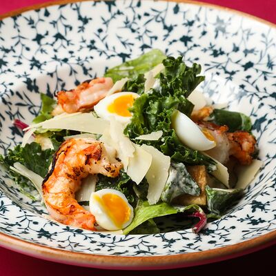 Салат с креветками и соусом тоннато в SAGA по цене 660 ₽