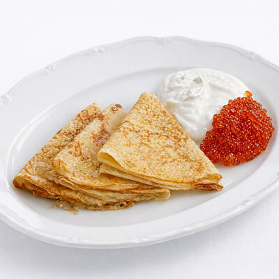 Блины со сметаной и красной икрой в Mio Bistrot по цене 790 ₽