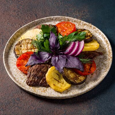 Аджапсандал с телятиной и медальонами из овощей в Дюшес по цене 1070 ₽