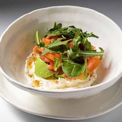 Нежный сыр с авокадо и форельюв Тирольские пироги по цене 750 ₽