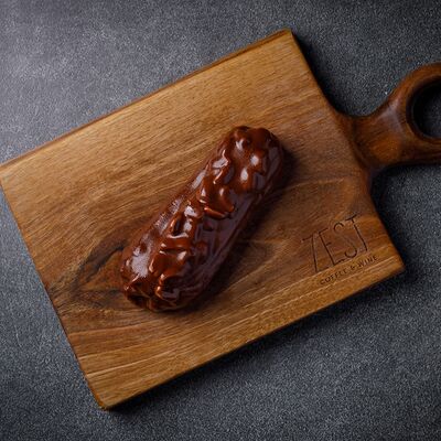 Эклер сникерс в Zest Coffee & Wine по цене 270 ₽