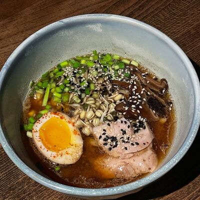 Рамен с филе бедра цыпленка и маринованными шиитаке в More More по цене 420