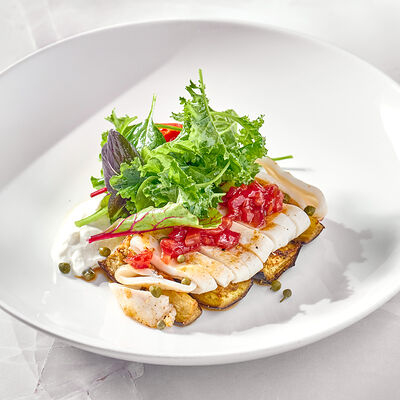 Теплый салат с кальмаром, баклажанами и печеным томатом с греческим йогуртом в Рыба моя по цене 1250 ₽