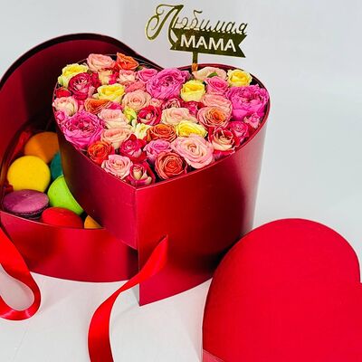 Подарочная коробка с макарунсами и кустовыми розами Мамев Дарите красиво по цене 10499 ₽