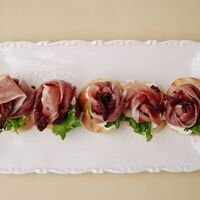 Мини-брускетта с сыровяленым окороком в Hot Kitchen