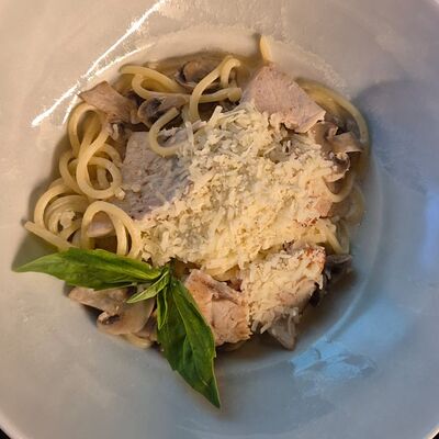 Паста с курицей и грибами в Артхаус по цене 850 ₽