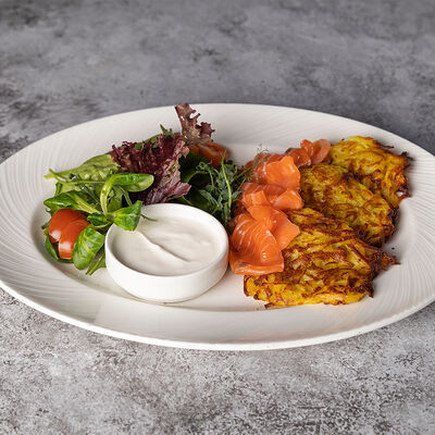 Драники картофельные со слабосоленой семгой в Море Есть по цене 850 ₽