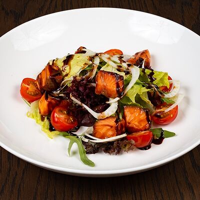 Салат с лососем и фенхелем в Семейные традиции по цене 690 ₽