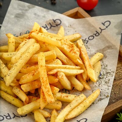 Картофель фри с соусом в Gyros & Grill по цене 305 ₽