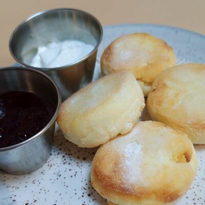 Сырники со сметаной и вареньем в Оазис кафе по цене 250 ₽