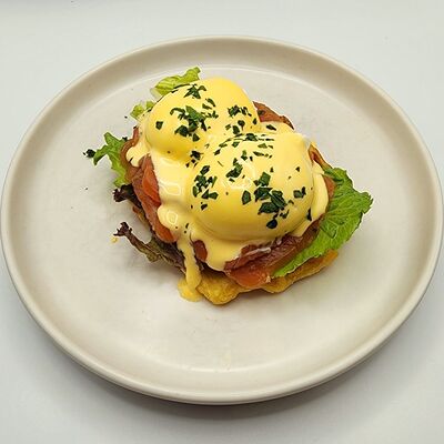 Бенедикт с форелью слабой соли с соусом голландез на картофельной вафле в Bon Bistrot по цене 720 ₽