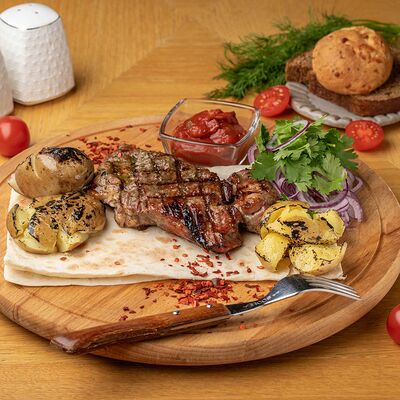 Стейк из cвинoй шейки с печеным картофелем в Победа по цене 620