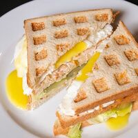 Сэндвич с курицей на тостовом хлебев Плантация