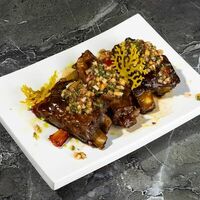 Свинные рёбрышки с овощным сотте и соусом фруктовый чатни в Фореста Фестиваль Парк