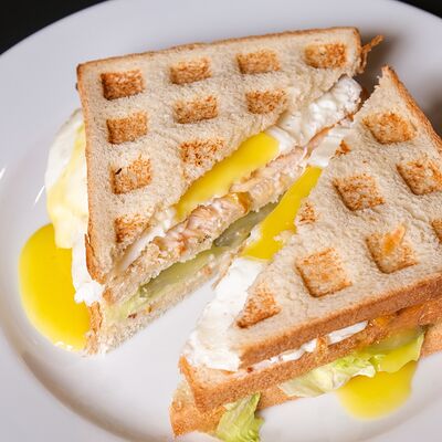 Сэндвич с курицей на тостовом хлебев Плантация по цене 270 ₽