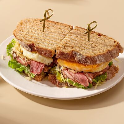 Сэндвич с ростбифом в Комод по цене 530 ₽