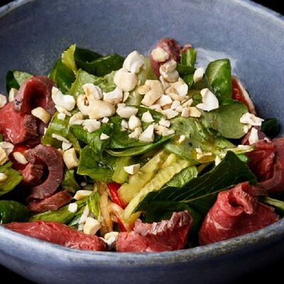 Салат с ростбифом и соусом пад тай в Кабуки по цене 390