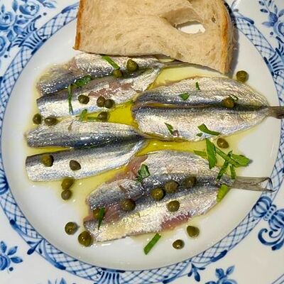 Маринованные анчоусы с луком-шалотом и домашней бриошью в ROMO по цене 1180 ₽