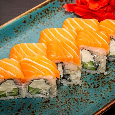 Ролл Филадельфия с огурцом в Суши Море Мото по цене 449 ₽