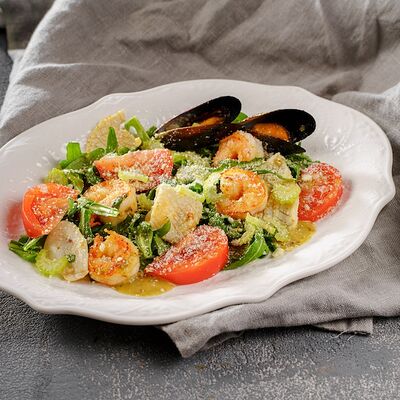 Салат из обжаренных морепродуктов, руколы и пармезана в Бабка Тарахто по цене 775 ₽