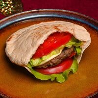 Кюфта с говядиной в пите халяль в Turkish street food Kofteme