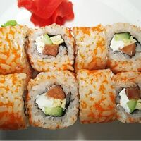 Ролл Калифорния с лососем в Sushi Maki