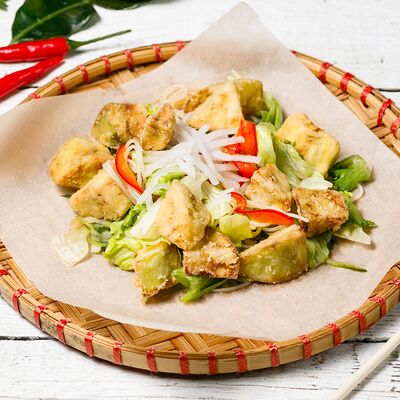 Гой дау бап с хрустящим баклажаном в Дядюшка Фо по цене 600 ₽