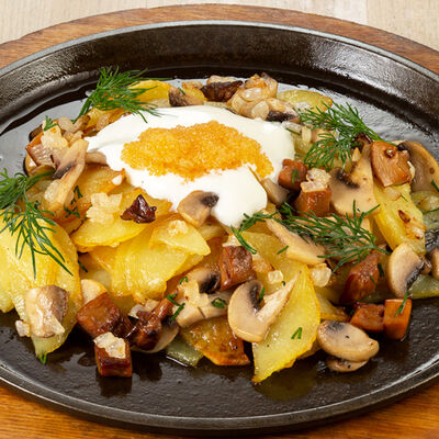 Жареная картошка с грибами и щучьей икрой в Колбасофф по цене 450